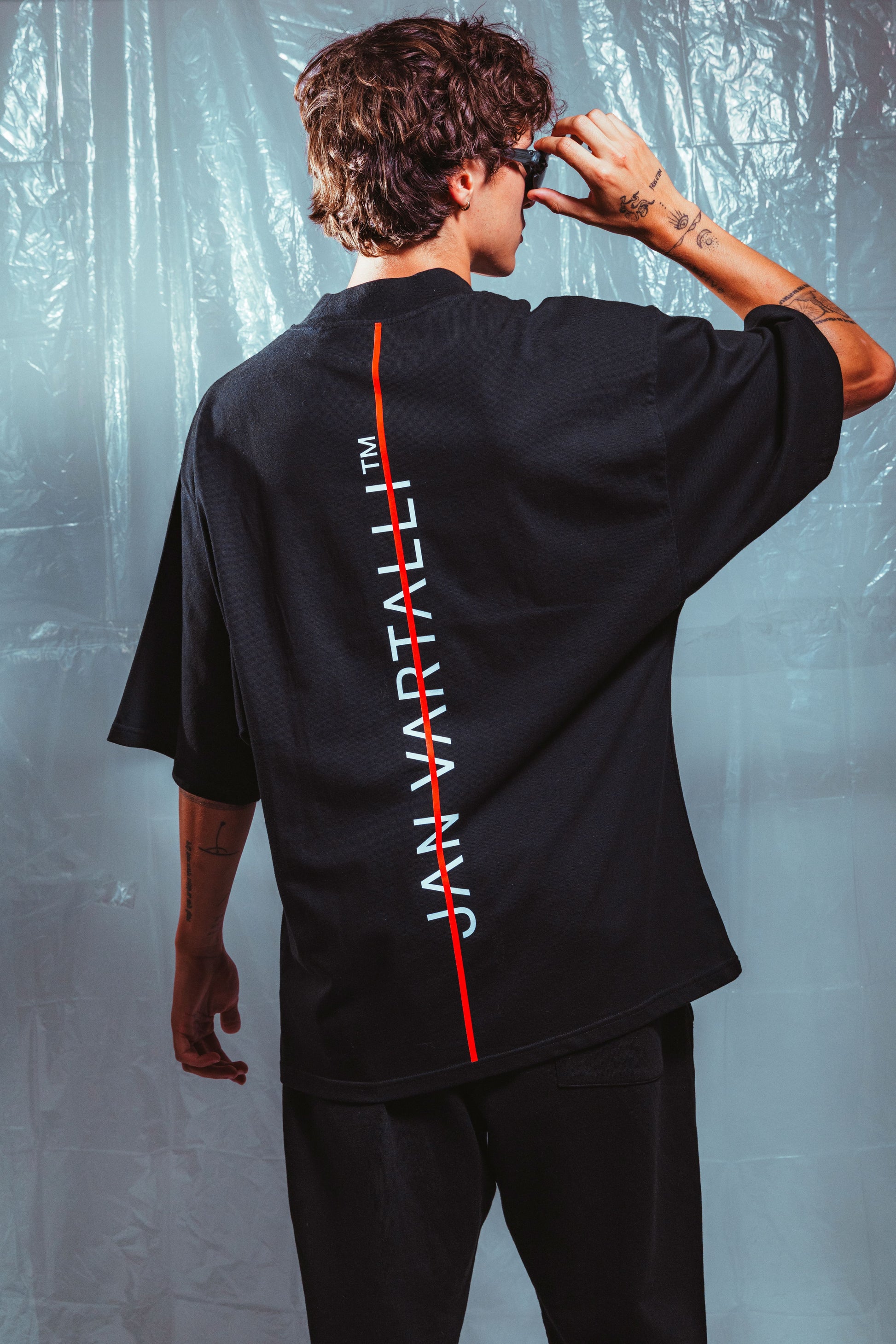 ICONIC OVERSIZED MOCK NECK TEE